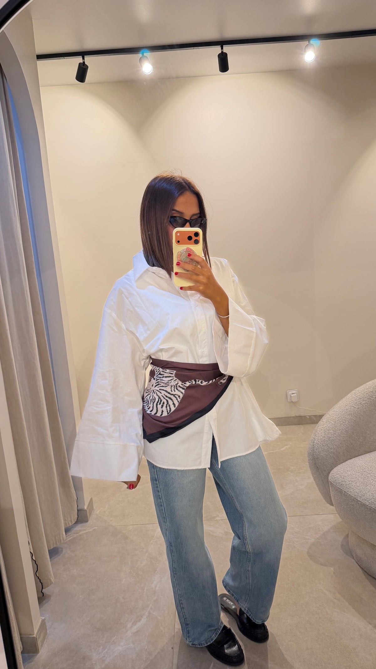 CHEMISE BLANCHE(sans le foulard)